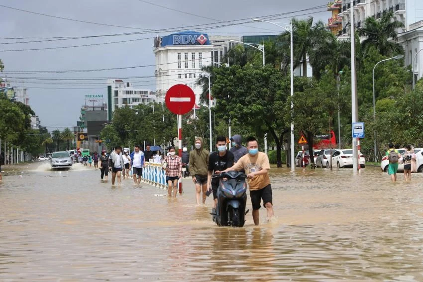 Ô tô, xe máy bì bõm trong nước ngập. Ảnh: PLO Ô tô, xe máy bì bõm trong nước ngập. Ảnh: PLO