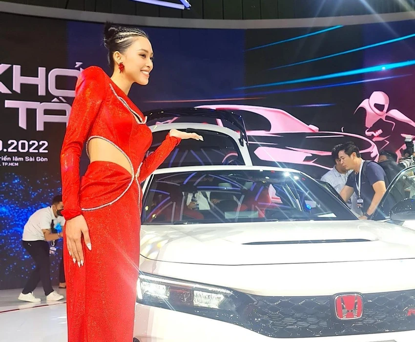 Chiếc xe được Hoa hậu Tiểu Vy "đứng cạnh". Ảnh: QB Chiếc xe được Hoa hậu Tiểu Vy "đứng cạnh". Ảnh: QB
