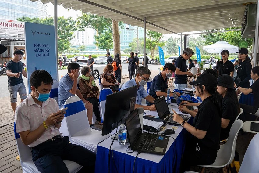 Nhiều khách hàng không muốn bỏ lỡ cơ hội lái thử VinFast VF 8 nên đã có mặt từ rất sớm. Nhiều khách hàng không muốn bỏ lỡ cơ hội lái thử VinFast VF 8 nên đã có mặt từ rất sớm.