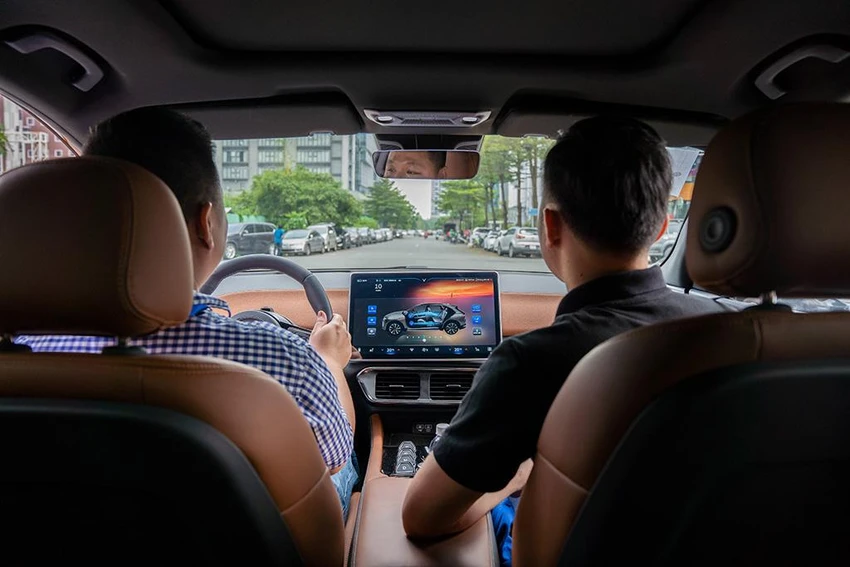 VF 8 vượt trội các đối thủ nhờ vô vàn các tính năng thông minh hỗ trợ người lái trên cả 2 phiên bản Eco và Plus. VF 8 vượt trội các đối thủ nhờ vô vàn các tính năng thông minh hỗ trợ người lái trên cả 2 phiên bản Eco và Plus.