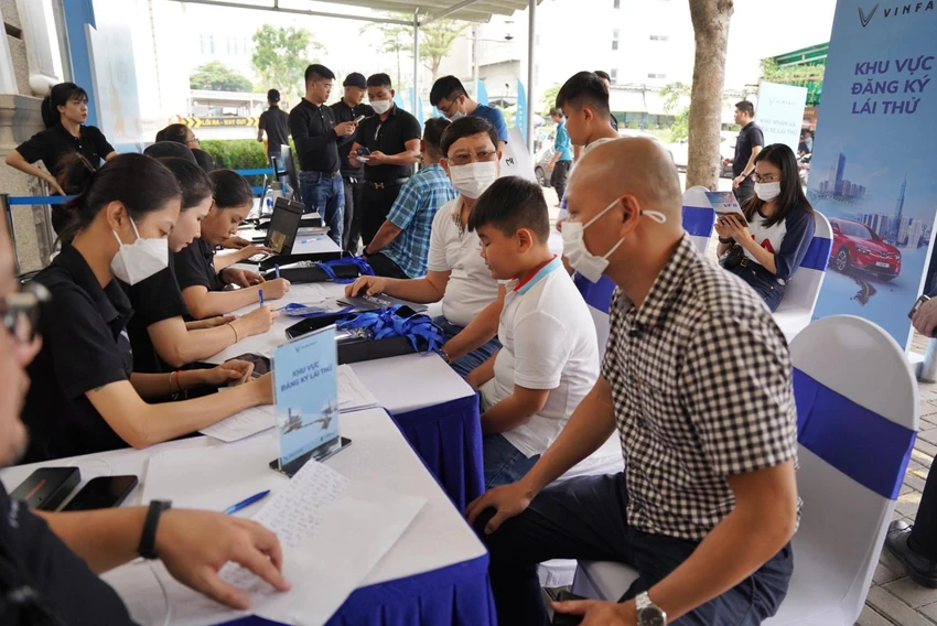 Nườm nượp khách đến lái thử VinFast VF 8 tại M-Building (Quận 7, TP.HCM) trong 3 ngày 28 đến 30-10. Nườm nượp khách đến lái thử VinFast VF 8 tại M-Building (Quận 7, TP.HCM) trong 3 ngày 28 đến 30-10.