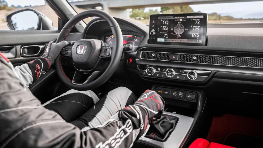 Honda Civic Type R nhận được một bản sắc trực quan độc đáo, mang thiết kế phần đầu xe mạnh mẽ hơn. Ảnh: Autocar Honda Civic Type R nhận được một bản sắc trực quan độc đáo, mang thiết kế phần đầu xe mạnh mẽ hơn. Ảnh: Autocar