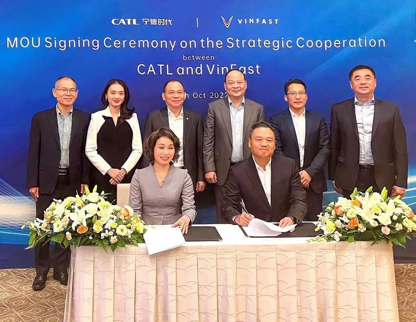 Lễ ký kết dưới sự chứng kiến trực tiếp của ông Robin Zeng, Chủ tịch CATL và ông Phạm Nhật Vượng, Chủ tịch Vingroup kiêm Chủ tịch VinFast. Lễ ký kết dưới sự chứng kiến trực tiếp của ông Robin Zeng, Chủ tịch CATL và ông Phạm Nhật Vượng, Chủ tịch Vingroup kiêm Chủ tịch VinFast.