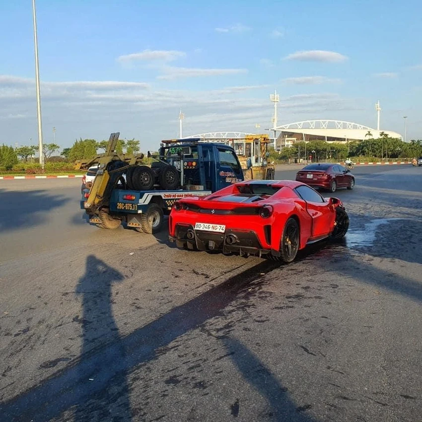 Chiếc siêu xe gây tai nạn ở khu vực Mỹ Đình, Hà Nội. Ảnh: MXH Chiếc siêu xe gây tai nạn ở khu vực Mỹ Đình, Hà Nội. Ảnh: MXH