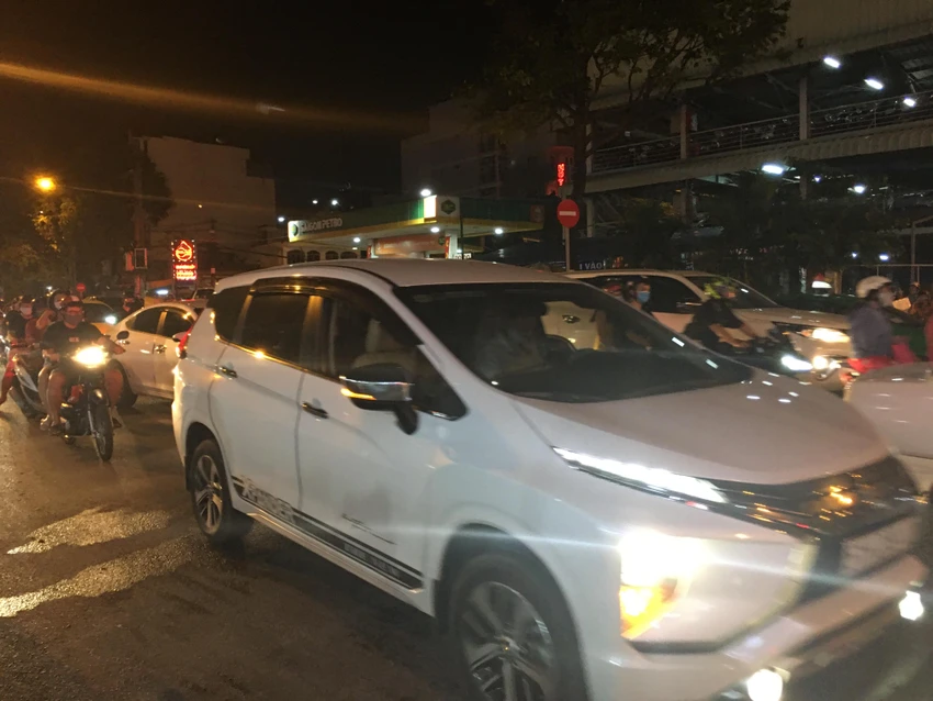 Sử dụng đèn pha, đèn cốt đúng quy định để quan sát. Ảnh: TN Sử dụng đèn pha, đèn cốt đúng quy định để quan sát. Ảnh: TN