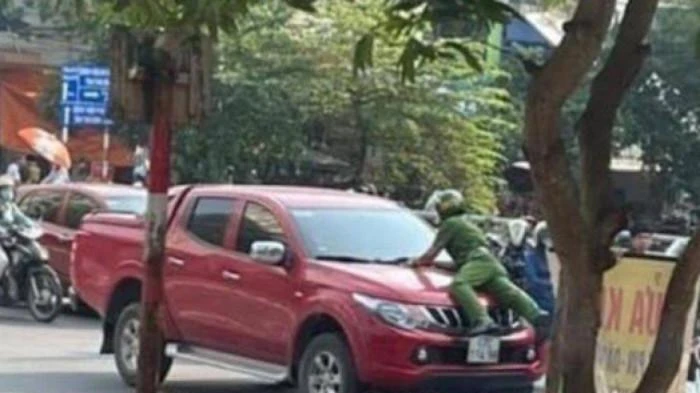 Từ vụ tài xế rồ ga bỏ chạy, người lái xe cần biết quy định về hình phạt chống người thi hành công vụ. Ảnh: MXH Từ vụ tài xế rồ ga bỏ chạy, người lái xe cần biết quy định về hình phạt chống người thi hành công vụ. Ảnh: MXH