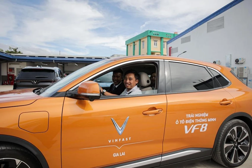 VinFast cũng đang lên kế hoạch bàn giao những chiếc VF 9 đầu tiên. VinFast cũng đang lên kế hoạch bàn giao những chiếc VF 9 đầu tiên.