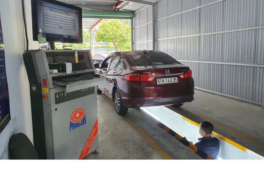 Người dân có thể ngồi ở nhà để lấy số thứ tự đăng kiểm. Ảnh: TN Người dân có thể ngồi ở nhà để lấy số thứ tự đăng kiểm. Ảnh: TN