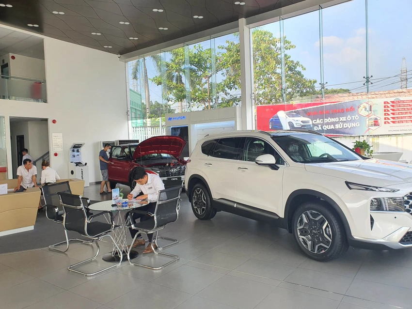 Các đại lý ô tô đua nhau giảm giá xe dịp cận tết. Ảnh: TN Các đại lý ô tô đua nhau giảm giá xe dịp cận tết. Ảnh: TN
