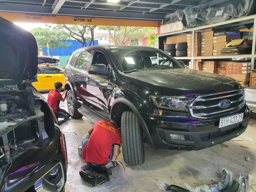 Ngoài việc siết kiểm định, lãi suất ngân hàng cho vay khi mua ô tô cũng là nguyên nhân khiến nhiều người không mua xe dịp cuối năm. Ảnh: TN Ngoài việc siết kiểm định, lãi suất ngân hàng cho vay khi mua ô tô cũng là nguyên nhân khiến nhiều người không mua xe dịp cuối năm. Ảnh: TN