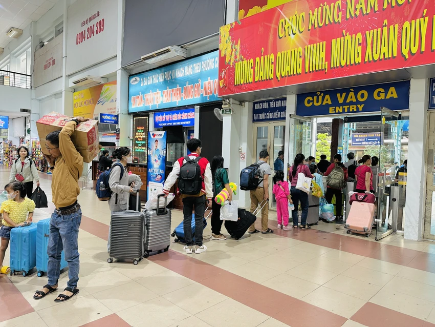 Hành khách mang khá nhiều đồ đạc làm quà về quê. Hành khách mang khá nhiều đồ đạc làm quà về quê.