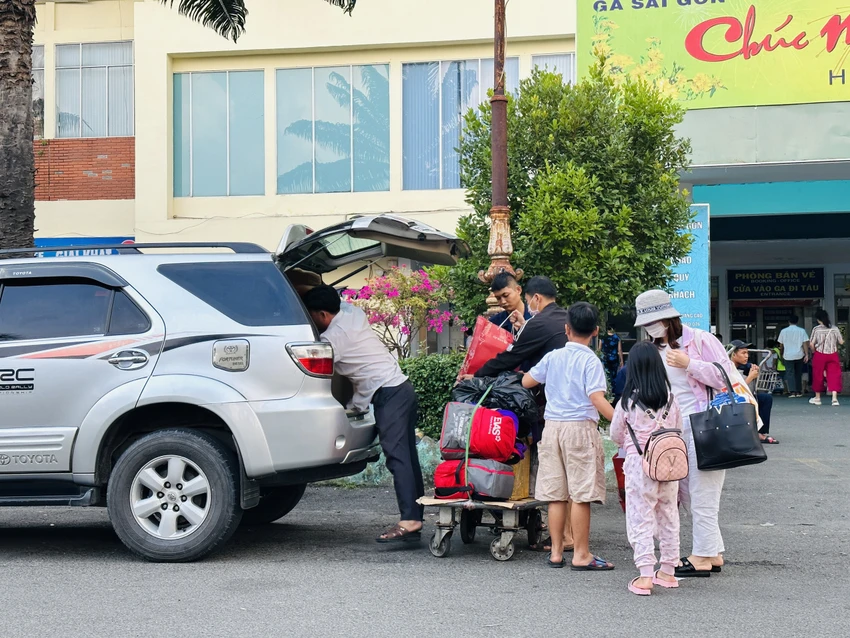Một gia đình nhiều thế hệ cũng đến ga Sài Gòn sớm để làm thủ tục. Một gia đình nhiều thế hệ cũng đến ga Sài Gòn sớm để làm thủ tục.