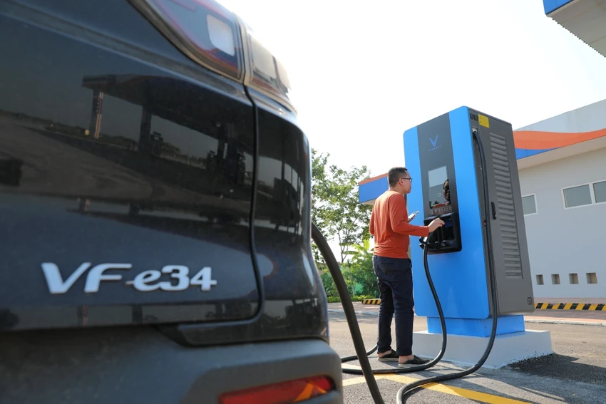 Người dùng sạc xe VF e34 tại trạm sạc ở Thanh Hóa. Người dùng sạc xe VF e34 tại trạm sạc ở Thanh Hóa.