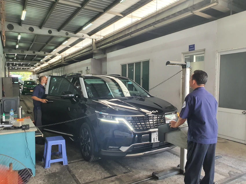 Có gần 1,4 triệu ô tô đến 9 chỗ không kinh doanh vận tải được lùi thời hạn kiểm định thêm 6 tháng. Ảnh: TN Có gần 1,4 triệu ô tô đến 9 chỗ không kinh doanh vận tải được lùi thời hạn kiểm định thêm 6 tháng. Ảnh: TN
