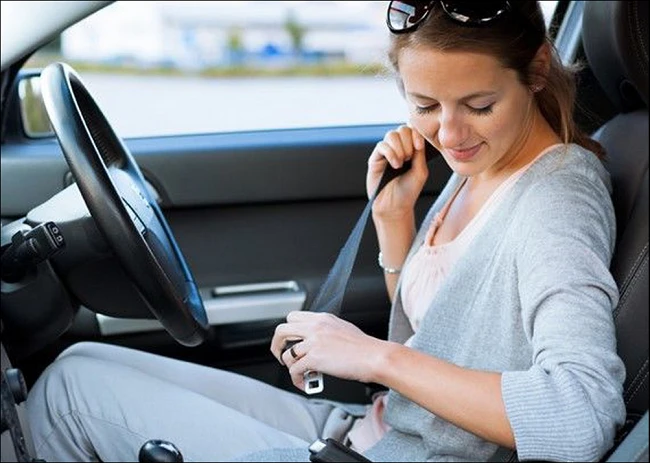 Luật quy định, người lái xe ô tô và người ngồi trên xe (tại vị trí có dây an toàn) phải thắt dây an toàn. (Ảnh minh hoạ) Luật quy định, người lái xe ô tô và người ngồi trên xe (tại vị trí có dây an toàn) phải thắt dây an toàn. (Ảnh minh hoạ)