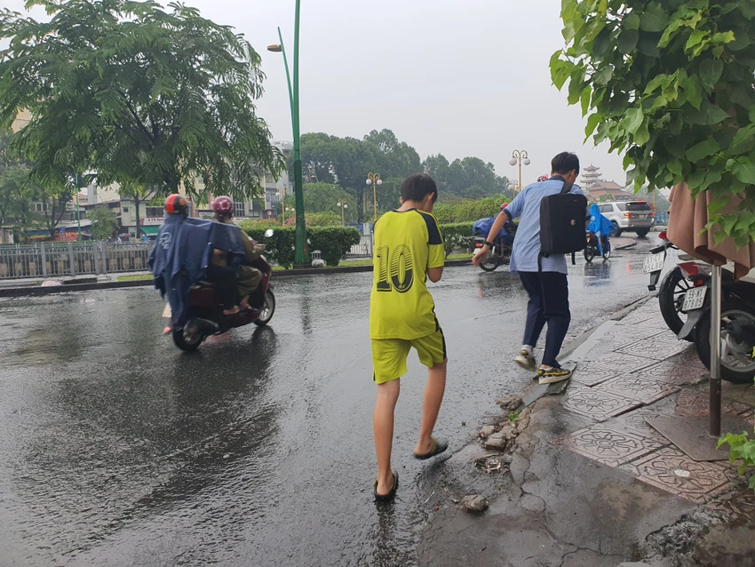 Luật giao thông đường bộ quy định chi tiết những điều ưu tiên và nghiêm cấm cho người đi bộ. (Ảnh minh họa) Luật giao thông đường bộ quy định chi tiết những điều ưu tiên và nghiêm cấm cho người đi bộ. (Ảnh minh họa)