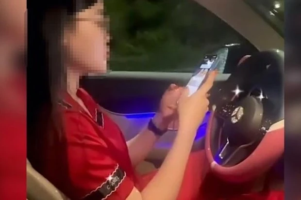 Hành vi vừa lái xe vừa sử dụng điện thoại rất nguy hiểm cho những người tham gia giao thông. Ảnh: MXH Hành vi vừa lái xe vừa sử dụng điện thoại rất nguy hiểm cho những người tham gia giao thông. Ảnh: MXH