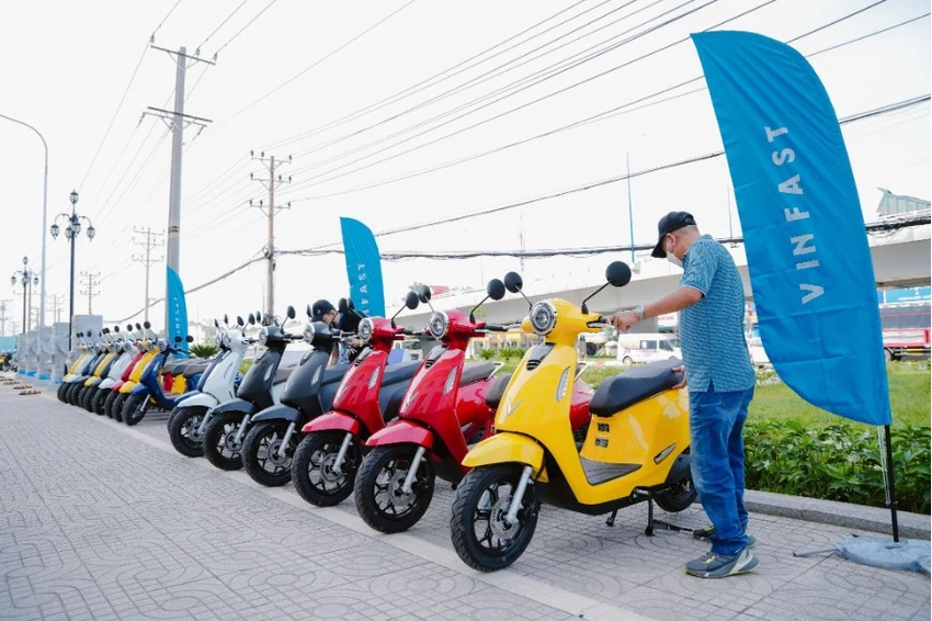 Người Việt vẫn chủ yếu di chuyển bằng xe hai bánh. Người Việt vẫn chủ yếu di chuyển bằng xe hai bánh.
