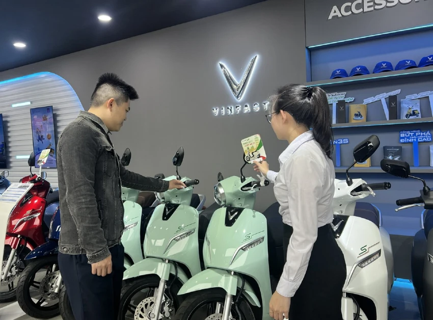 Hàng tháng, mỗi đại lý kinh doanh xe máy điện VinFast có thể có mức doanh thu lên đến hàng tỉ đồng. Hàng tháng, mỗi đại lý kinh doanh xe máy điện VinFast có thể có mức doanh thu lên đến hàng tỉ đồng.