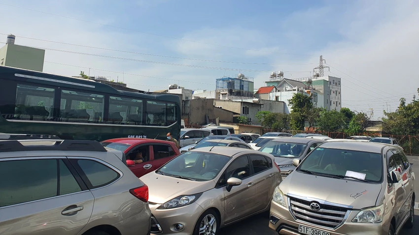 Nhiều ô tô đứng xếp hàng từ sáng sớm. Ảnh: THY NHUNG Nhiều ô tô đứng xếp hàng từ sáng sớm. Ảnh: THY NHUNG