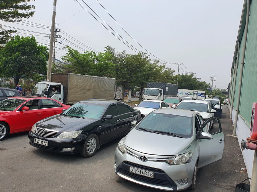 Sáng 4-3, nhiều xe vẫn tranh thủ đi kiểm định dù chưa hết hạn. Ảnh: THY NHUNG Sáng 4-3, nhiều xe vẫn tranh thủ đi kiểm định dù chưa hết hạn. Ảnh: THY NHUNG