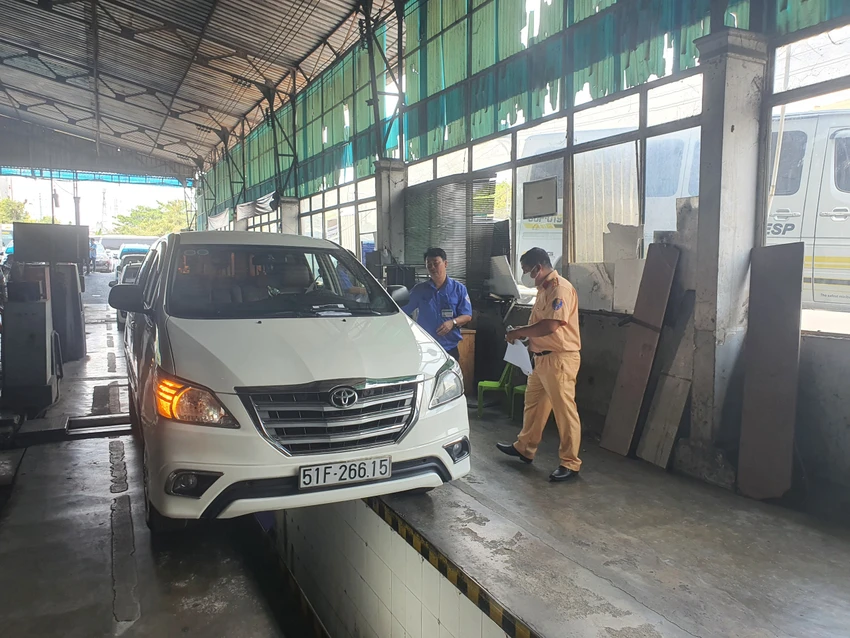 Dù 12 giờ trưa, các kiểm định viên và CSGT vẫn làm việc. Ảnh: THY NHUNG Dù 12 giờ trưa, các kiểm định viên và CSGT vẫn làm việc. Ảnh: THY NHUNG