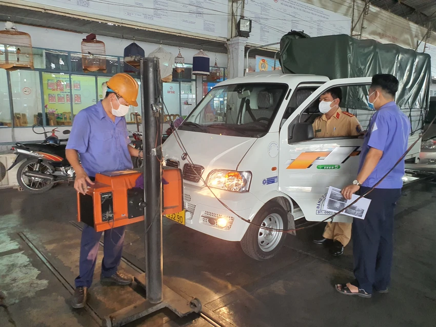 CSGT Nguyễn Tấn Quốc đang hỗ trợ đo độ sáng của đèn xe. Ảnh: THY NHUNG CSGT Nguyễn Tấn Quốc đang hỗ trợ đo độ sáng của đèn xe. Ảnh: THY NHUNG