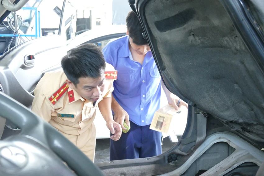 Các cán bộ, chiến sĩ CSGT hỗ trợ việc nhận dạng xe, kiểm tra số khung, số máy, kích thước xe, các loại đèn. Các cán bộ, chiến sĩ CSGT hỗ trợ việc nhận dạng xe, kiểm tra số khung, số máy, kích thước xe, các loại đèn.
