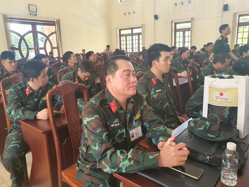 Các kiểm định viên mặc quân phục dã chiến và đeo thẻ kiểm định viên. Ảnh: THY NHUNG Các kiểm định viên mặc quân phục dã chiến và đeo thẻ kiểm định viên. Ảnh: THY NHUNG