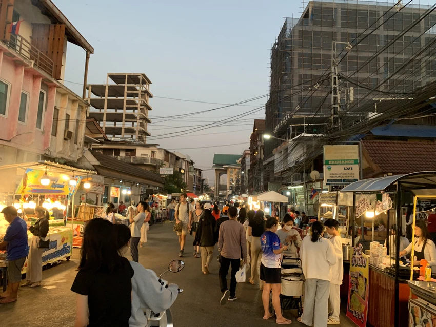 Du khách có thể ghé chợ đêm tại Lào để thưởng thức các món ăn. Ảnh: Hà Vân Du khách có thể ghé chợ đêm tại Lào để thưởng thức các món ăn. Ảnh: Hà Vân