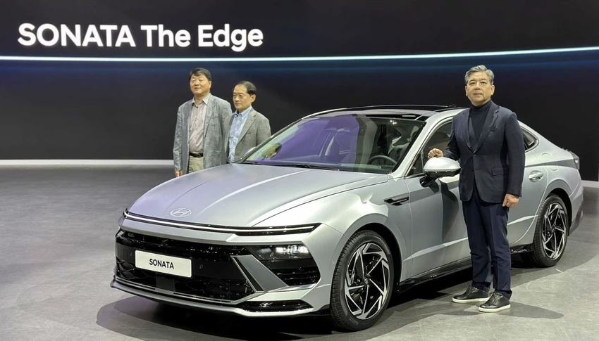 Hyundai Sonata 2024 sẽ xuất hiện trước công chúng lần đầu tiên tại Triển lãm ô tô Seoul. Ảnh: Motor1 Hyundai Sonata 2024 sẽ xuất hiện trước công chúng lần đầu tiên tại Triển lãm ô tô Seoul. Ảnh: Motor1