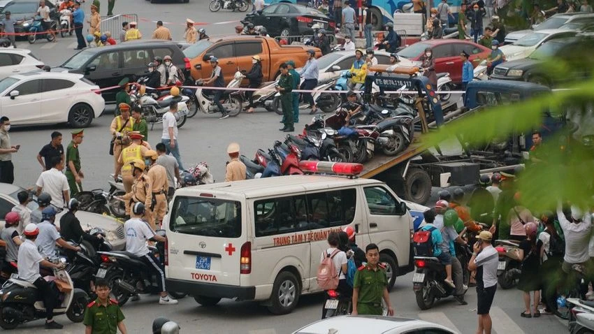 Vụ tai nạn liên hoàn tại Hà Nội. Ảnh: PHI HÙNG Vụ tai nạn liên hoàn tại Hà Nội. Ảnh: PHI HÙNG