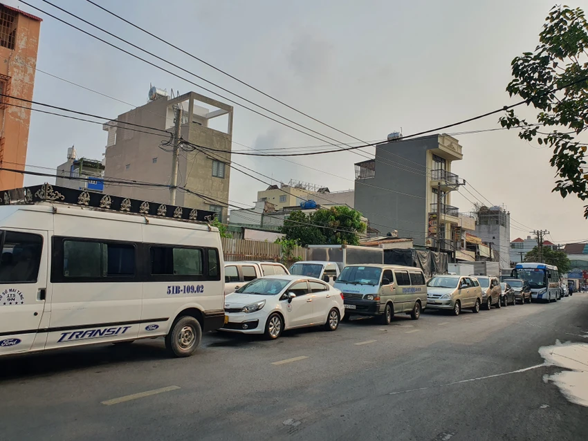 Phía bên trong TTĐK 50-03S, cũng nhiều xe xếp hàng chờ đợi. Ảnh: THY NHUNG Phía bên trong TTĐK 50-03S, cũng nhiều xe xếp hàng chờ đợi. Ảnh: THY NHUNG