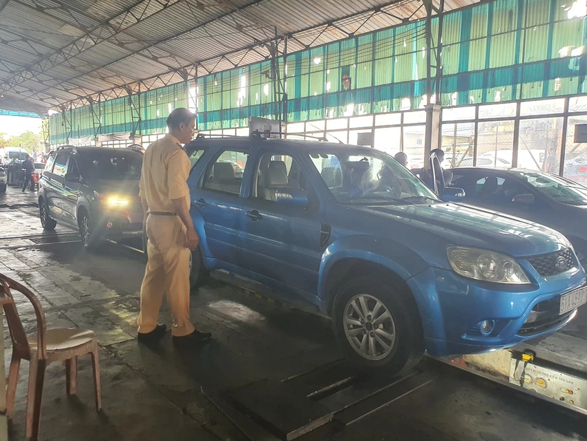 Cán bộ CSGT huy động hỗ trợ TTĐK 50-03S. Ảnh: THY NHUNG Cán bộ CSGT huy động hỗ trợ TTĐK 50-03S. Ảnh: THY NHUNG