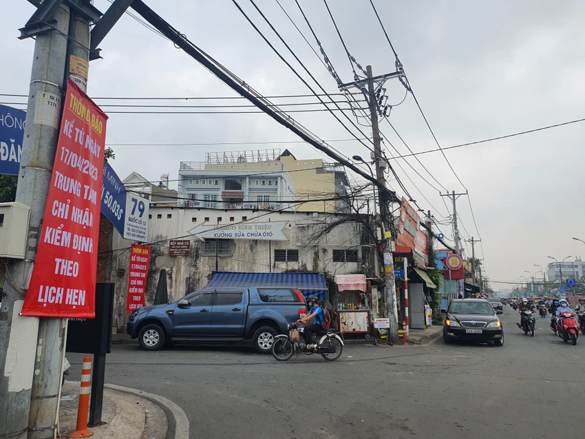 Phía trước cổng TTĐK đăng thông báo. Ảnh: THY NHUNG Phía trước cổng TTĐK đăng thông báo. Ảnh: THY NHUNG