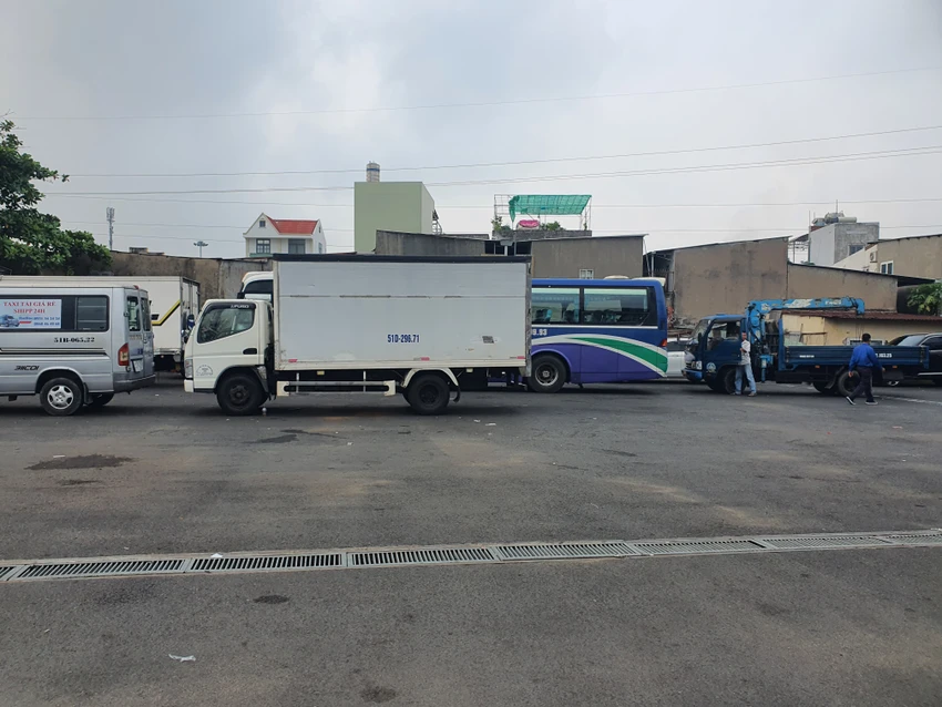 Lượng xe bên trong bãi đậu không nhiều, chỉ khoảng vài chục chiếc. Ảnh: THY NHUNG Lượng xe bên trong bãi đậu không nhiều, chỉ khoảng vài chục chiếc. Ảnh: THY NHUNG