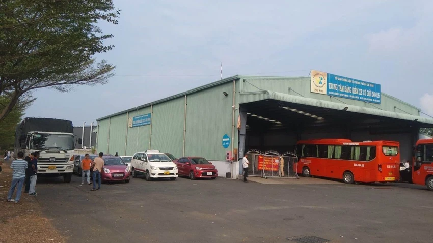 Tại TTĐK 50-01S, lượng xe đến kiểm định cũng không quá nhiều. Ảnh: THY NHUNG Tại TTĐK 50-01S, lượng xe đến kiểm định cũng không quá nhiều. Ảnh: THY NHUNG
