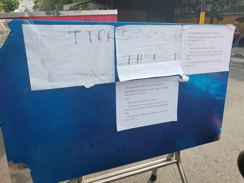 Bên ngoài TTĐK 50-05V CN đăng thông báo. Ảnh: THY NHUNG Bên ngoài TTĐK 50-05V CN đăng thông báo. Ảnh: THY NHUNG
