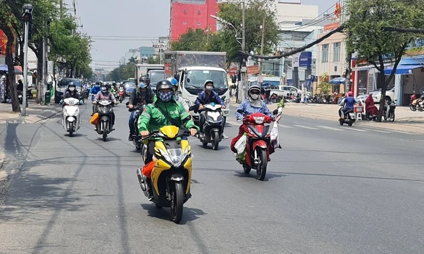 Người dân đi ra đường đều bịt kín. Ảnh: PLO Người dân đi ra đường đều bịt kín. Ảnh: PLO