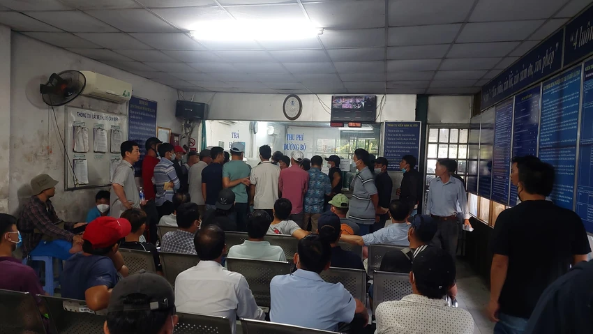 Nhiều tài xế chen chúc để mong nộp được sổ kiểm định. Ảnh: CTV Nhiều tài xế chen chúc để mong nộp được sổ kiểm định. Ảnh: CTV