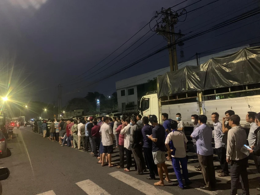 Hình ảnh người dân xếp hàng từ 4 giờ sáng tại TTĐK 60-01S (Đồng Nai). Ảnh: CTV Hình ảnh người dân xếp hàng từ 4 giờ sáng tại TTĐK 60-01S (Đồng Nai). Ảnh: CTV