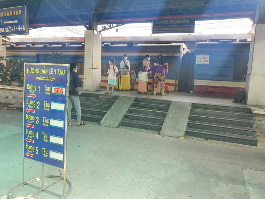 Chuyến tàu SE6 (TP.HCM - Hà Nội) xuất phát lúc 15 giờ 30. Ảnh: TN Chuyến tàu SE6 (TP.HCM - Hà Nội) xuất phát lúc 15 giờ 30. Ảnh: TN