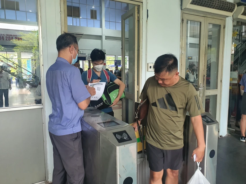 Hành khách xách theo quà để về thăm gia đình. Ảnh: TN Hành khách xách theo quà để về thăm gia đình. Ảnh: TN