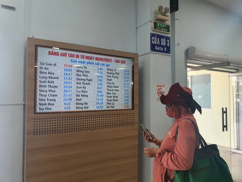 Các đoàn tàu tăng cường dịp lễ được ga Sài Gòn niêm yết trên bảng. Ảnh: TN Các đoàn tàu tăng cường dịp lễ được ga Sài Gòn niêm yết trên bảng. Ảnh: TN