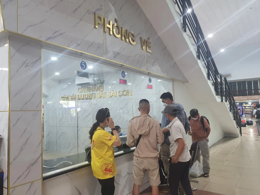 Nhiều người dân đến mua vé để đi du lịch trong ngày hôm nay. Ảnh: TN Nhiều người dân đến mua vé để đi du lịch trong ngày hôm nay. Ảnh: TN