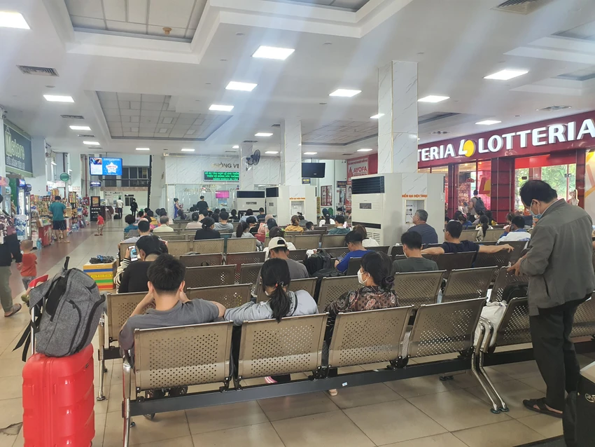 Hành khách đến chờ tàu từ sớm. Ảnh: TN Hành khách đến chờ tàu từ sớm. Ảnh: TN