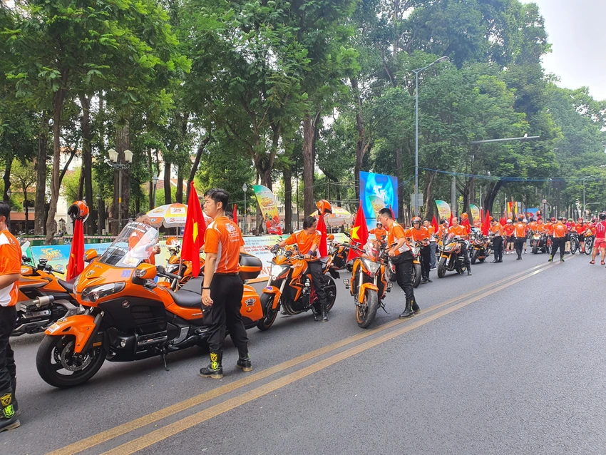 Những chiếc xe màu cam đang xếp hàng để chuẩn bị xuất phát. Ảnh: THY NHUNG
