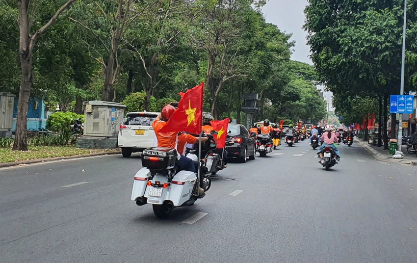 Các chủ xe đều mặc áo cam và treo cờ đỏ sao vàng. Ảnh: THY NHUNG