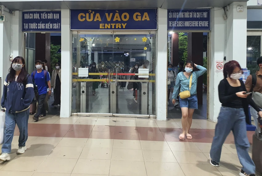 Tàu SE7 đi từ Hà Nội đến TP.HCM về đến ga Sài Gòn lúc 18 giờ theo kế hoạch. Ảnh: TN Tàu SE7 đi từ Hà Nội đến TP.HCM về đến ga Sài Gòn lúc 18 giờ theo kế hoạch. Ảnh: TN