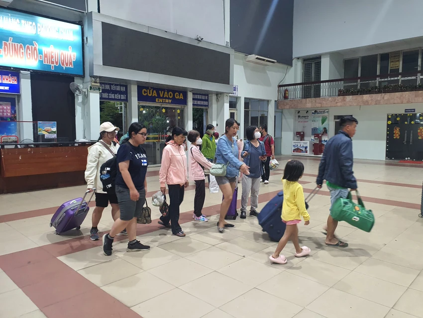 Các gia đình mang khá nhiều đồ đạc sau chuyến nghỉ lễ. Ảnh: TN Các gia đình mang khá nhiều đồ đạc sau chuyến nghỉ lễ. Ảnh: TN